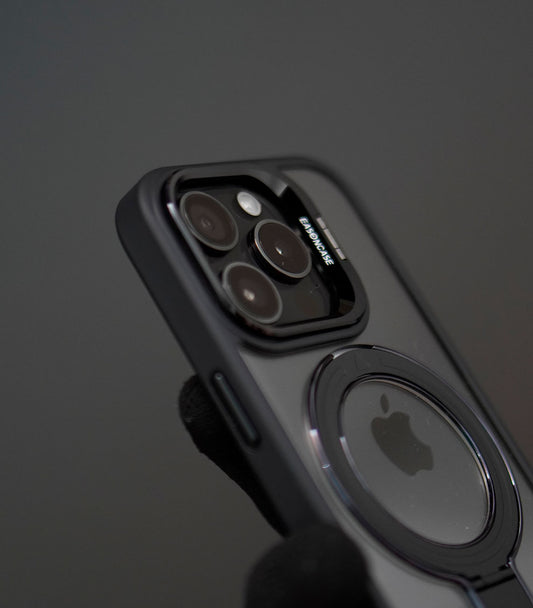 Clear universal case featuring built-in magnetic ring holder